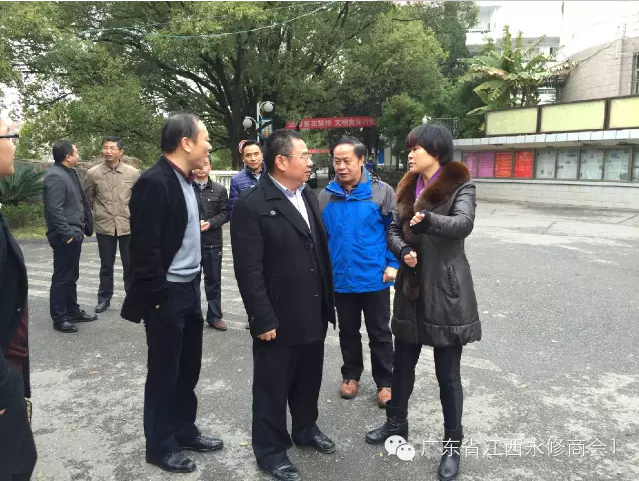 教育局局长邹华生和永修县一中校长的陪同下,前往患病学生李煜的家中